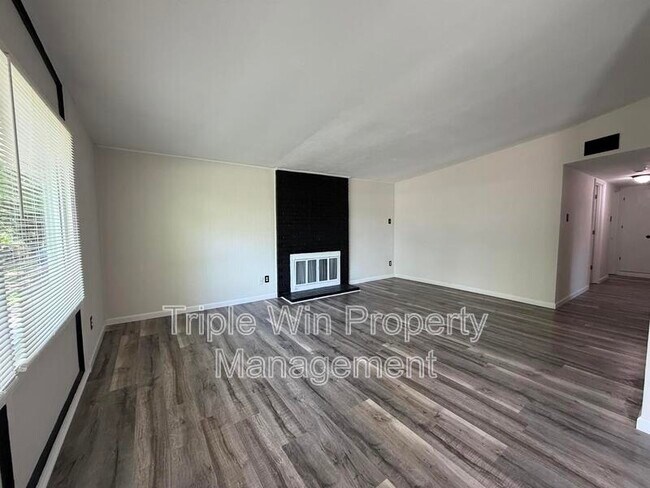 Foto del edificio - 765 Bobbins Ln