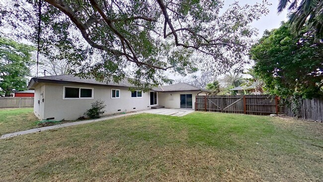 Foto del edificio - Spacious 4 Bedroom/2 Bathroom home plus Of...