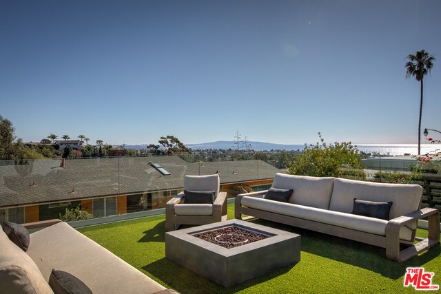Building Photo - 1239 Las Pulgas Rd