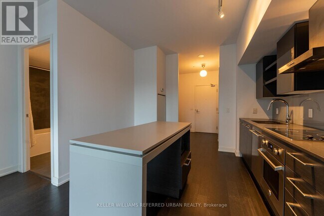 Photo du bâtiment - 1030 King St W