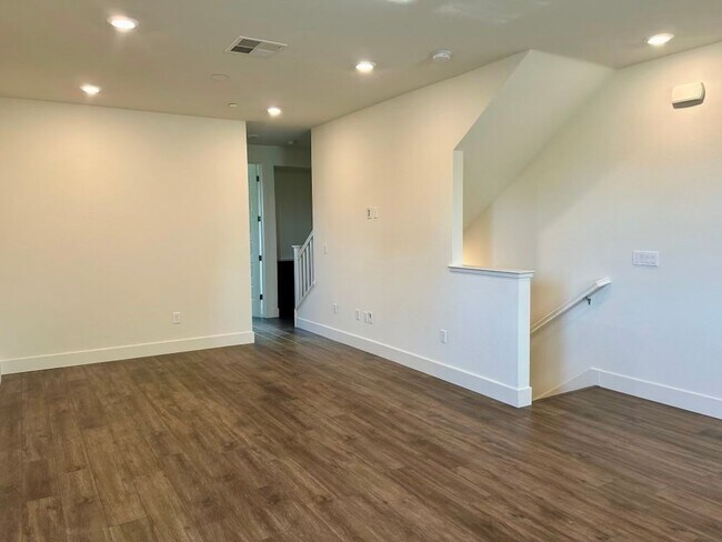 Foto del edificio - Centrally Located Santa Clara Townhouse