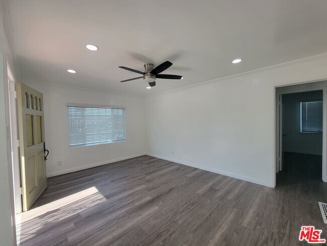 Building Photo - 525 W Fairview Blvd