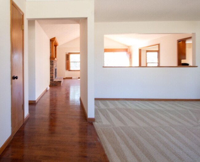 Foto del edificio - 4 Bed 3 Bath 2 Car Garage-1/2 off 1st Mont...