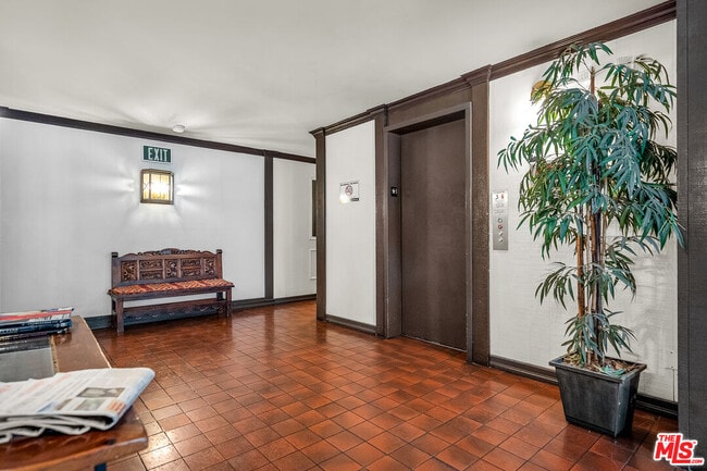 Building Photo - 406 N Oakhurst Dr