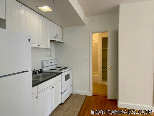 Building Photo - 529 Beacon St