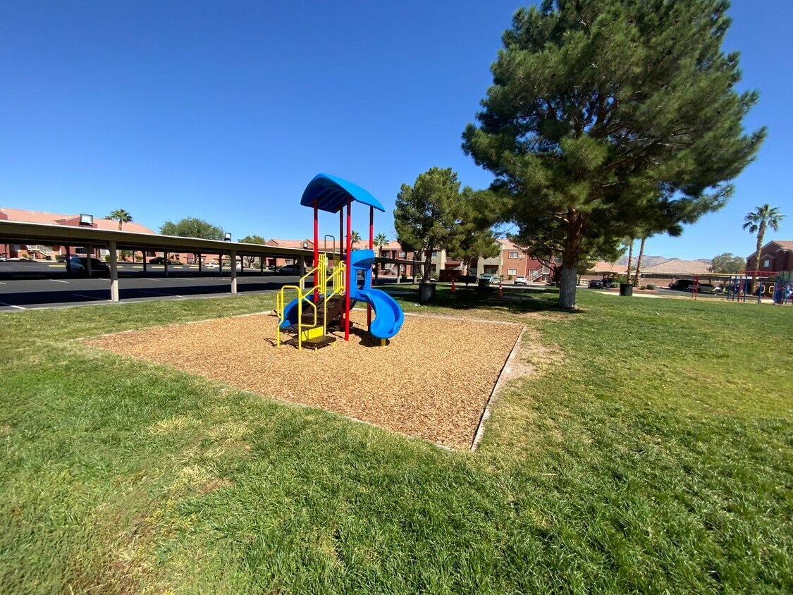 Foto del edificio - DESIRABLE GATED CONDO WITH COMMUNITY POOL!...