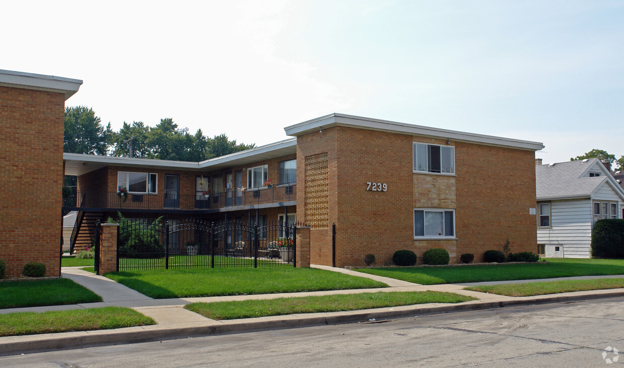 Primary Photo - Summit Court Apartments