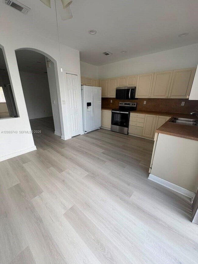 Foto del edificio - 5420 NW 107th Ave