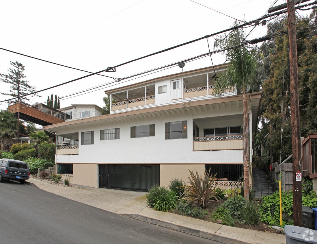 Building Photo - 8032-8042 Fairview Ave