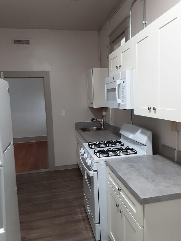 Foto del edificio - 847 1/2 Massachusetts