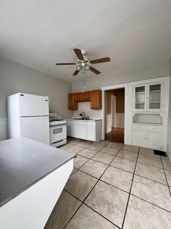 Building Photo - 2407-2409 N. Farwell Ave.