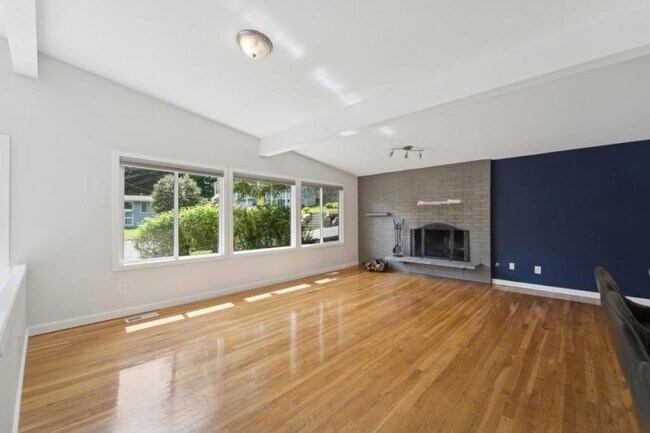 Foto del edificio - 4 bedroom in Shoreline WA 98133