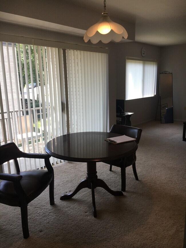 Comedor - 12207 Braxfield Ct