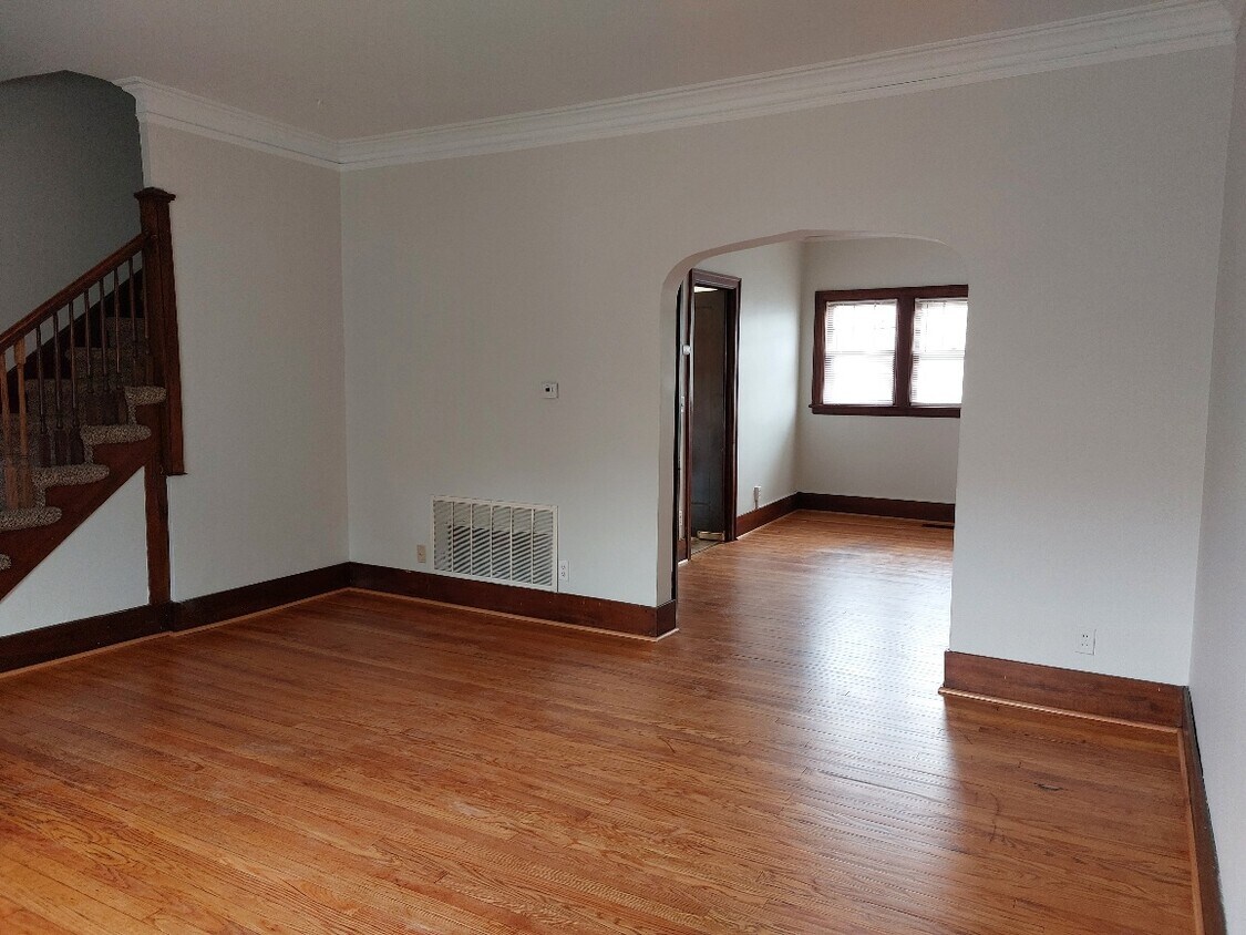 Living Room / Dining Room - 108 S 49th Ave