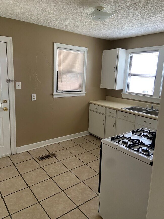 Building Photo - ***ON HOLD**2 Bedroom / 1 Bathroom Home fo...