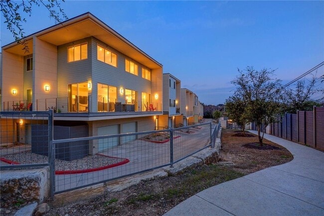 Building Photo - 604 N Bluff Dr