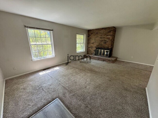 Building Photo - 7025 Carriage Hill Dr