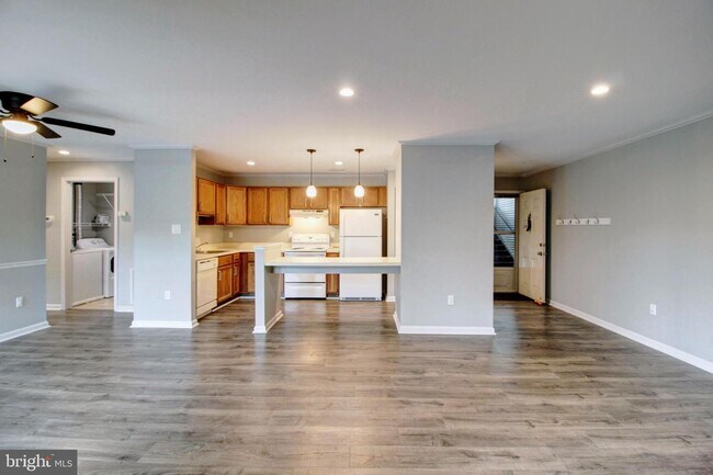 Building Photo - 2121 Wainwright Ct