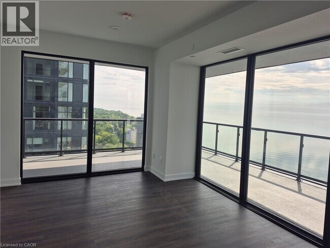 Photo du bâtiment - 2075 Lakeshore Rd.