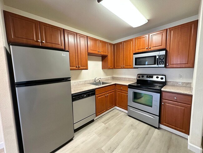 Building Photo - Introducing a gorgeous 1-bed, 1-bath condo...
