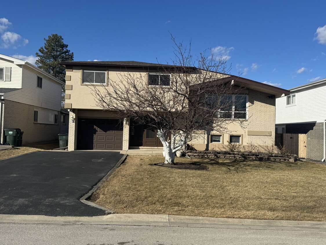 Primary Photo - 9905 N Huber Ln