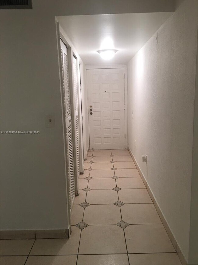 Foto del edificio - 650 NE 149th St