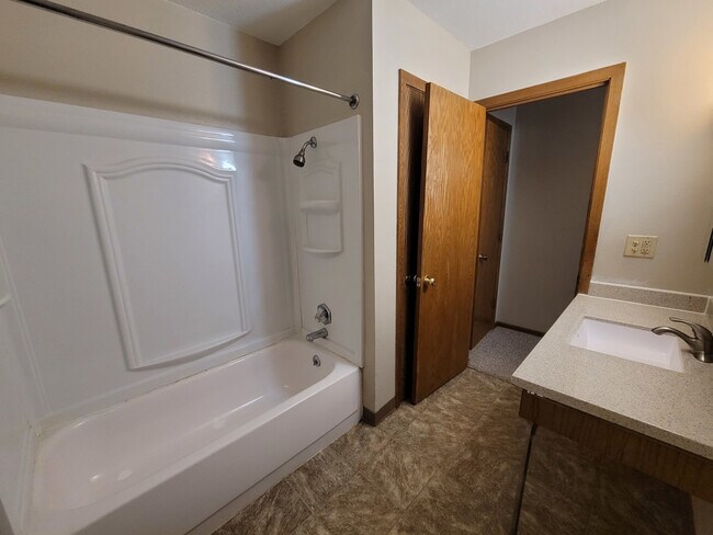 Foto del edificio - 2124 E. Divide Ave.; Bismarck, ND 58501