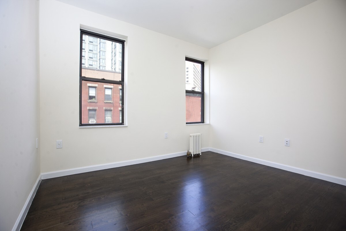 Primary Photo - 342 E 22nd St