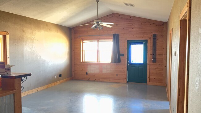 Foto del edificio - 3 bedroom 2 bathroom Barn dominium on 10 acres! First Month's Free!!