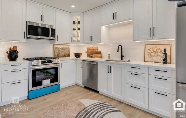 Building Photo - Modern Downstairs 2-Bedroom Unit Minutes from Sonoma Plaza