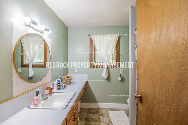 Foto del edificio - 9764 N Maple St