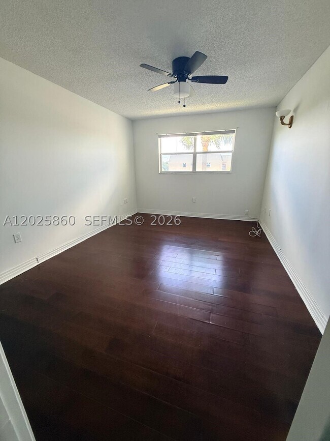 Foto del edificio - 8595 Sunrise Lakes Blvd