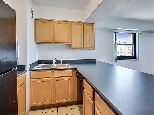 Kitchen - 6030 N Sheridan Rd