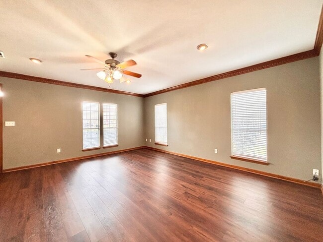 Building Photo - 3 Bedroom House located off Burbank near S...