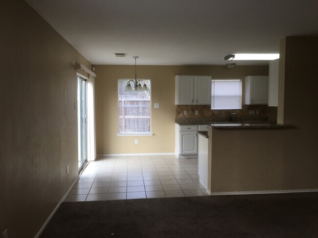Foto del edificio - 8402 Storm Creek Dr