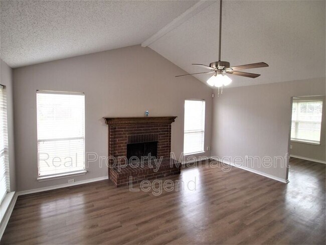 Foto del edificio - 801 Shadybrook Ln