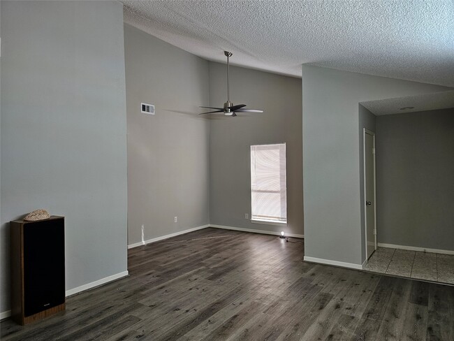 Building Photo - 7887 Kendalia Dr