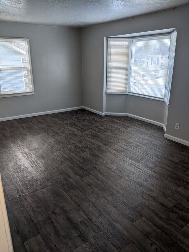 Building Photo - 218 S Lakeview Dr