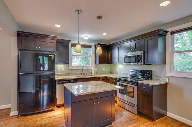 Foto del edificio - 6104 Nashua Ave