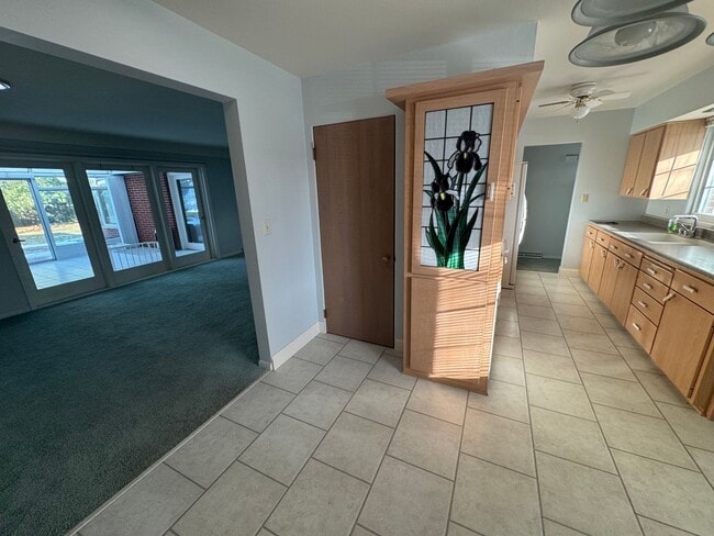 Foto del edificio - House across from Waverly Highschool!