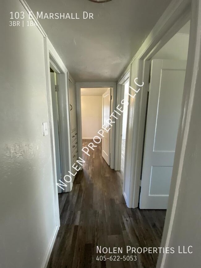 Photo - 103 E Marshall Dr House