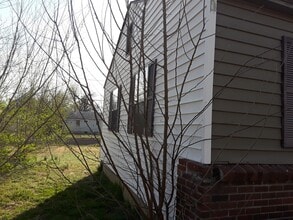 Building Photo - 636 E 49th Pl N