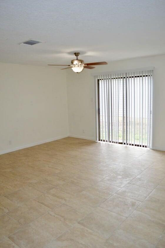 Primary Photo - Beautiful 2 bed 2 bath with new flooring a...