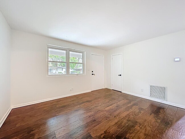 Foto del edificio - 5243 Poppy Dr