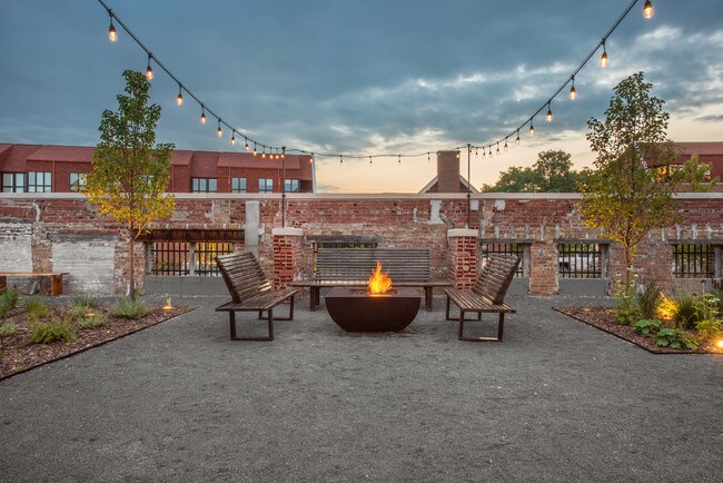 Acogedor hasta con la chimenea - Echelon Apartments at Innovation Campus
