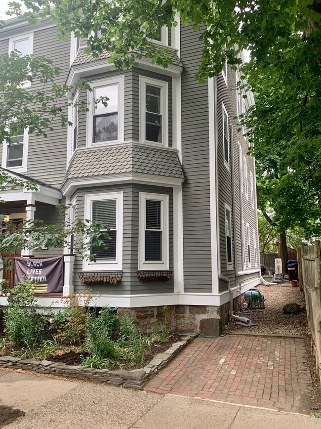Building Photo - 128 Chestnut St