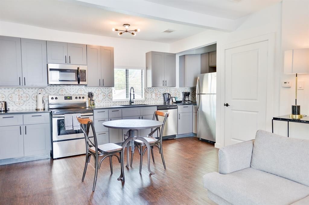 Foto principal - 2300 Stanford St