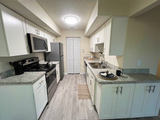 Cocina blanca de 2BD - Monroeville Apartments at Belmont Ridge