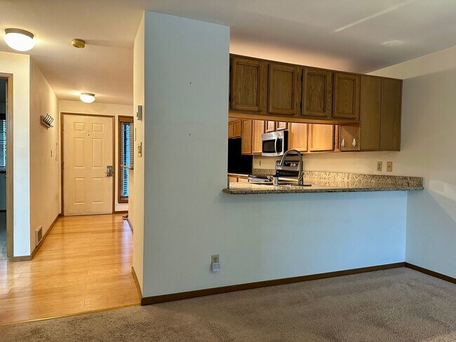 Building Photo - 2 bed/2 bath on Greenlake. Pet Friendly! S...