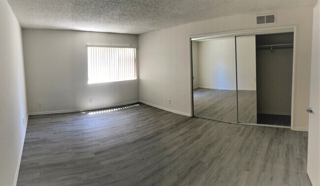 Bedroom & BIG closet - 4255 Duquesne Ave